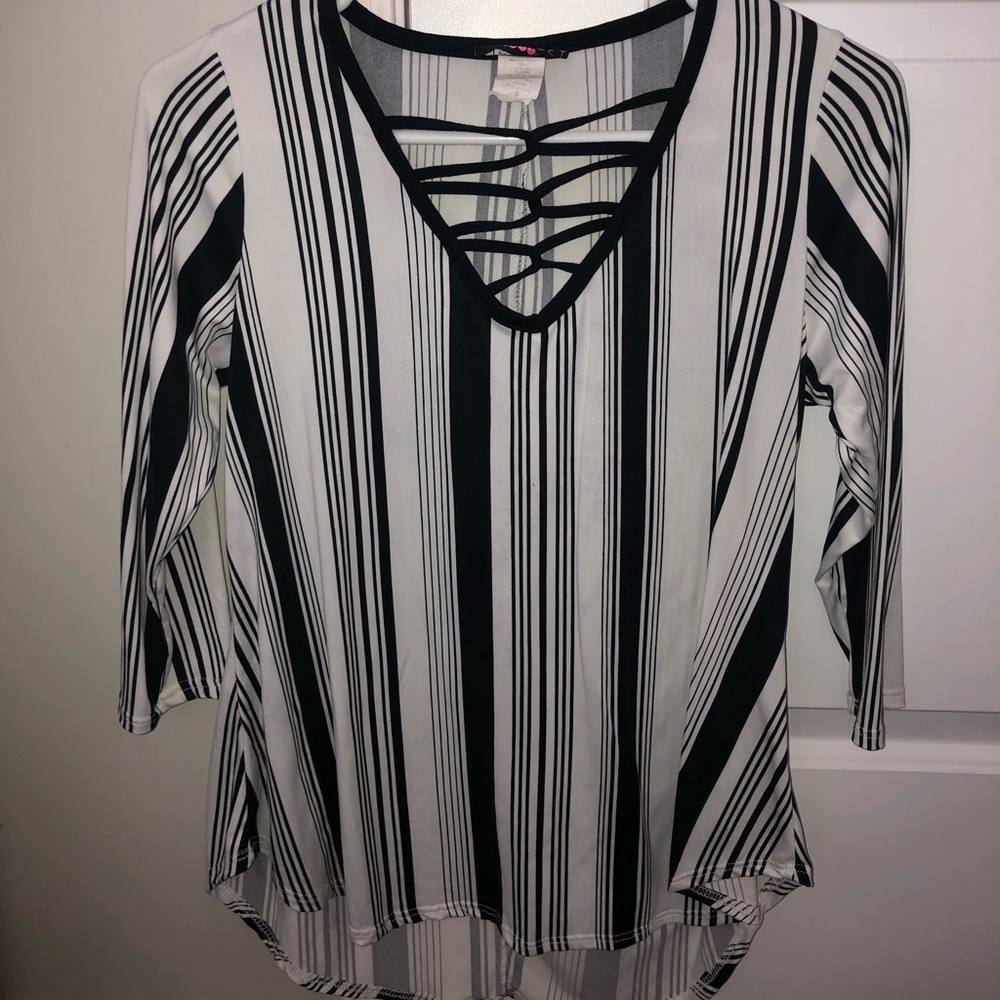 Discreet Black and White Top